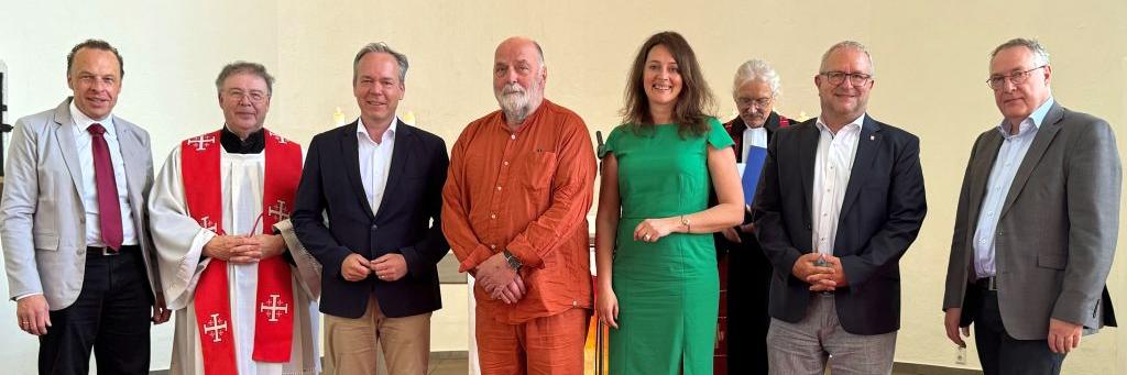 von links nach rechts: Pastor Maik Führing, Pfr. I.R. Klaus-Peter Jansen, Landrat Klaus Grootens, Künstler Uwe Appold, Bürgermeisterin Larissa Weber, Pfr. Thomas Seibel, Andreas Rostalski, Diakon Patrick Oetterer