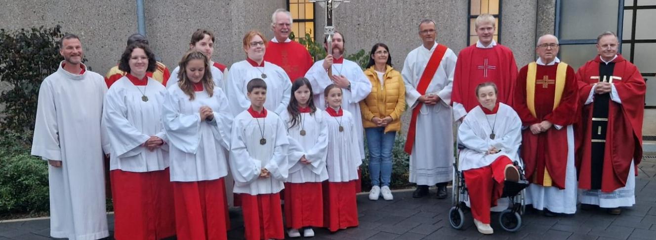 Pastoralteam OBM mit Ministranten und Küsterin