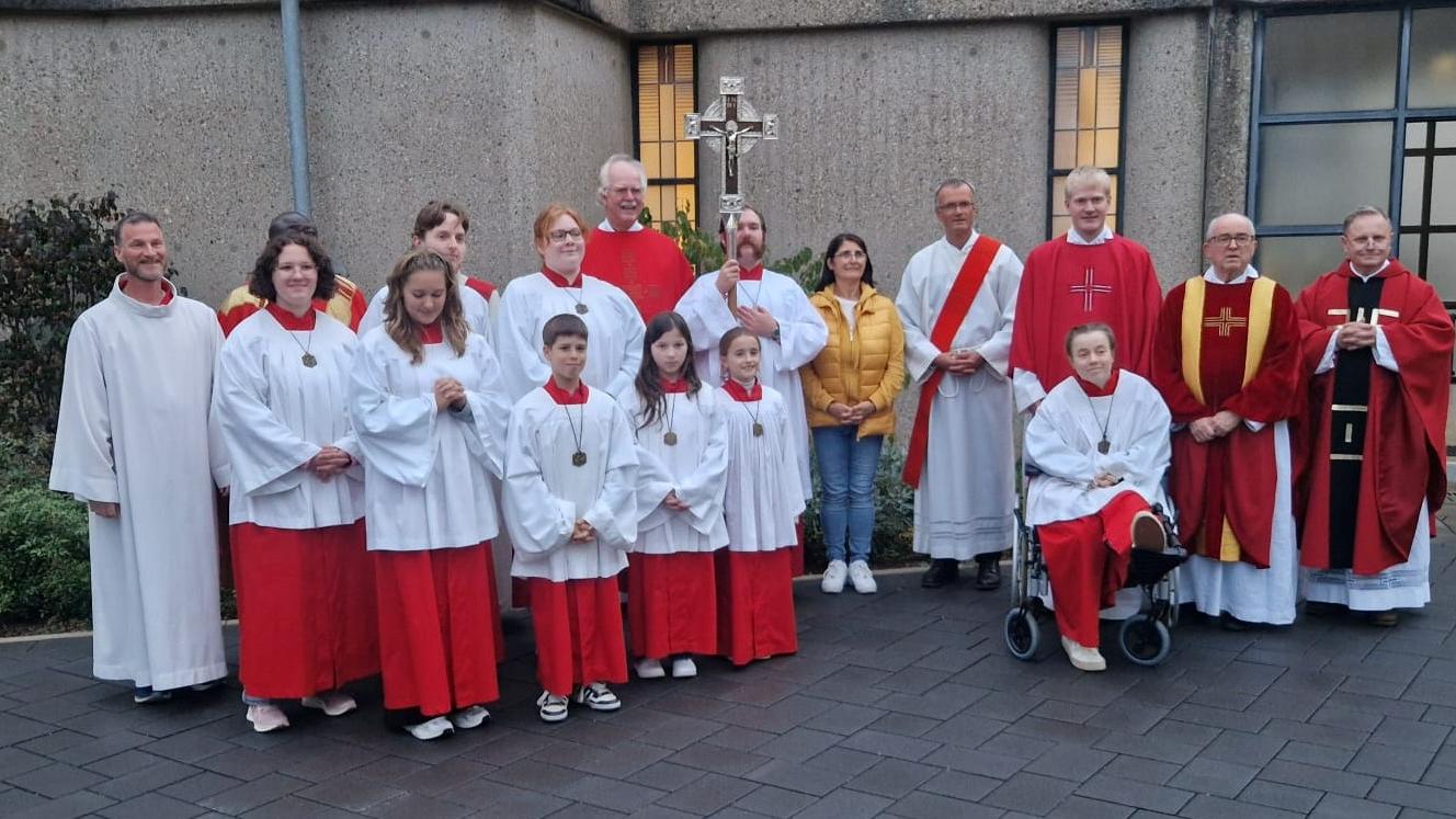 Pastoralteam OBM mit Ministranten und Küsterin